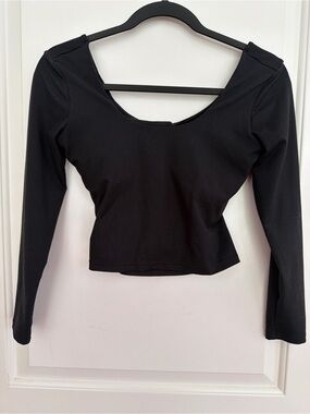 Women's Black Long-Sleeve Scoop Neck Crop Top